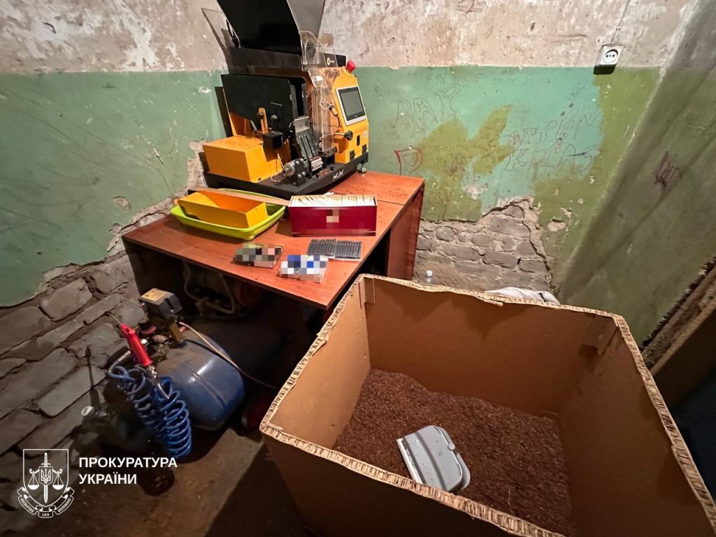 пакування сигарет у підпільному цеху