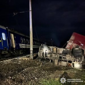 На залізниці в Харківській області зіскочили з рейок локомотив і шість вагонів — деталі аварії