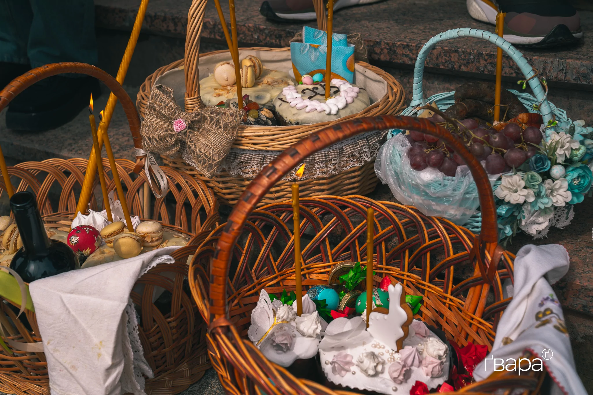 зображення до посту: Великдень під час війни: як у Харкові проходить служба у церкві — фото