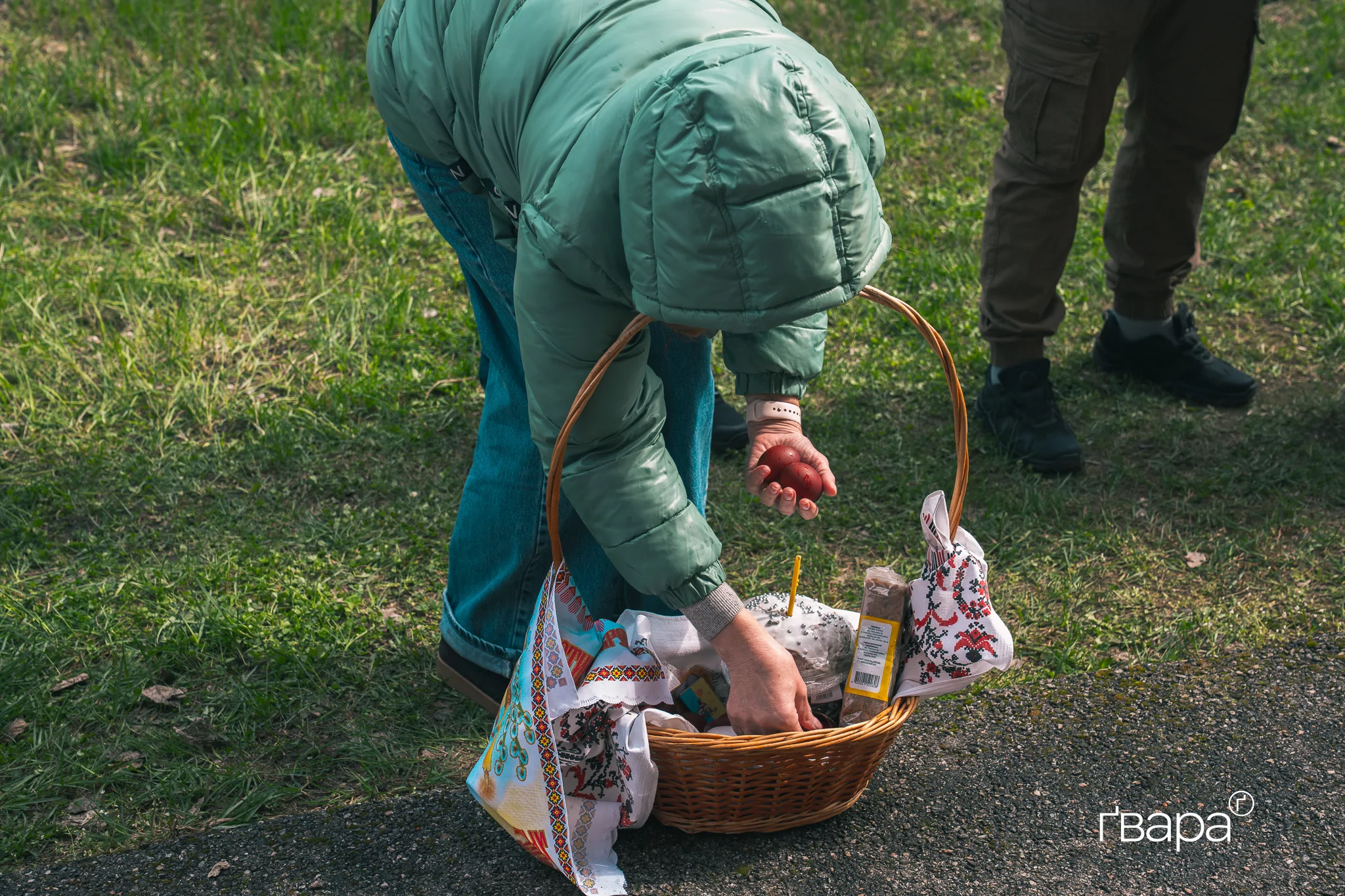 зображення до посту: Великдень під час війни: як у Харкові проходить служба у церкві — фото