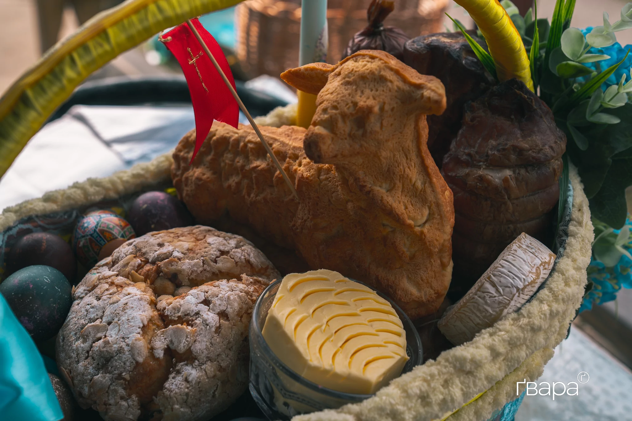 зображення до посту: Великдень під час війни: як у Харкові проходить служба у церкві — фото