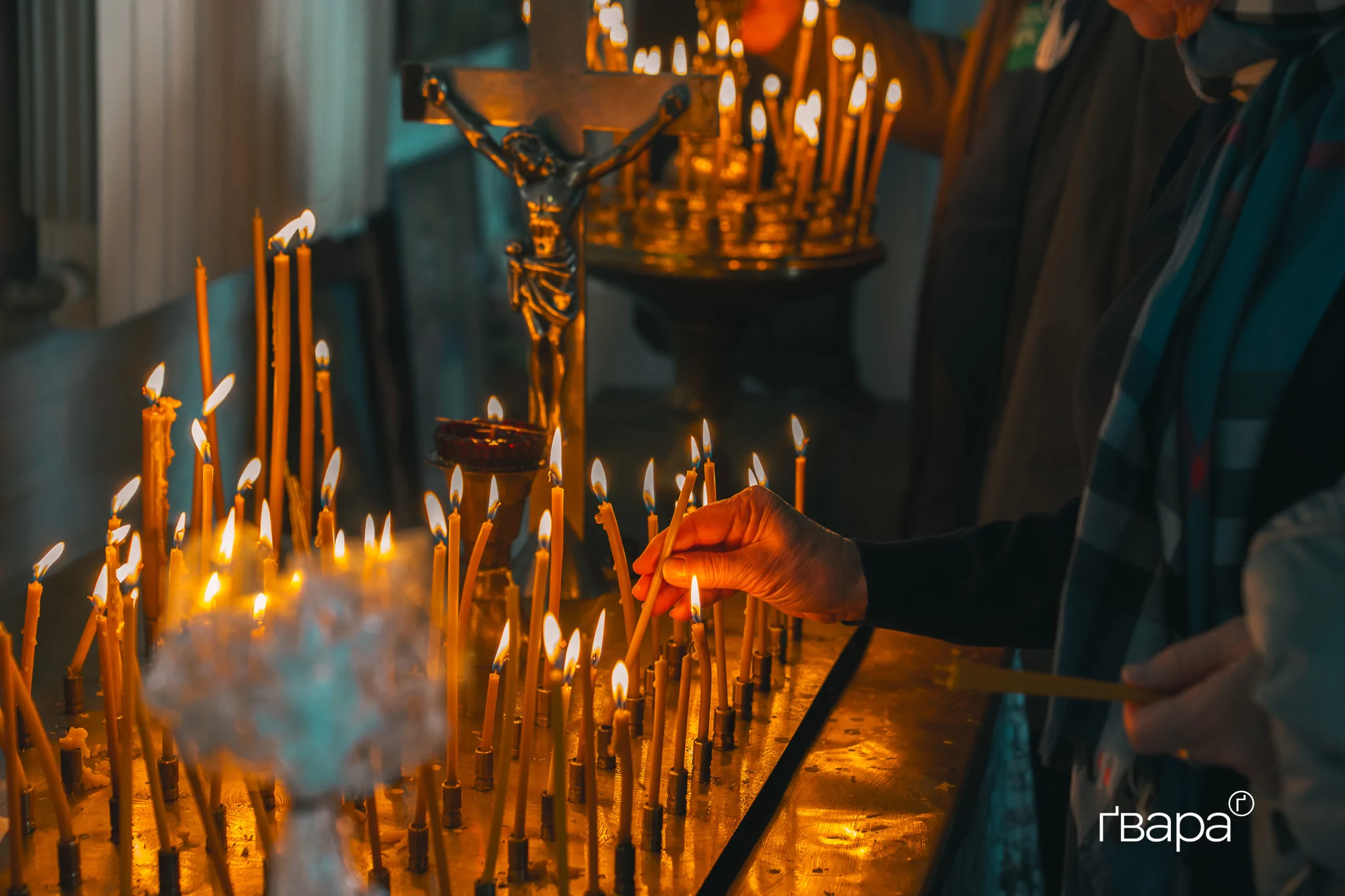 зображення до посту: Великдень під час війни: як у Харкові проходить служба у церкві — фото