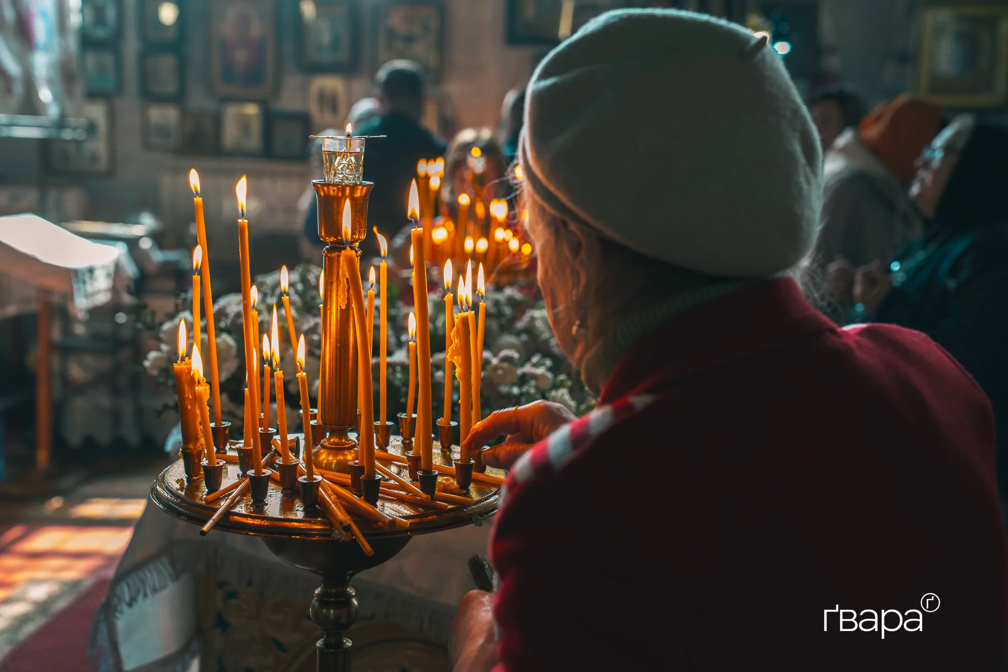 зображення до посту: Великдень під час війни: як у Харкові проходить служба у церкві — фото
