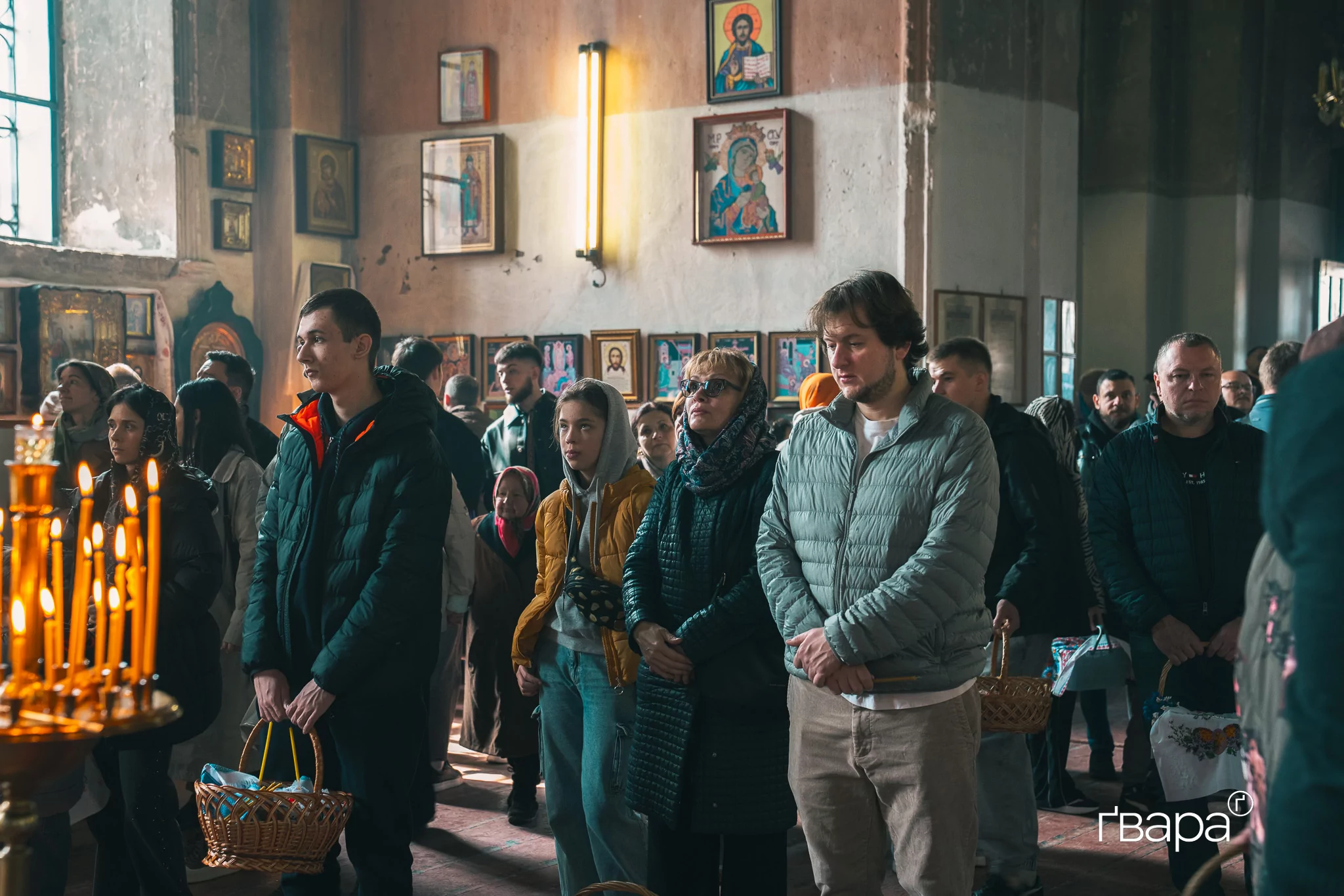 зображення до посту: Великдень під час війни: як у Харкові проходить служба у церкві — фото