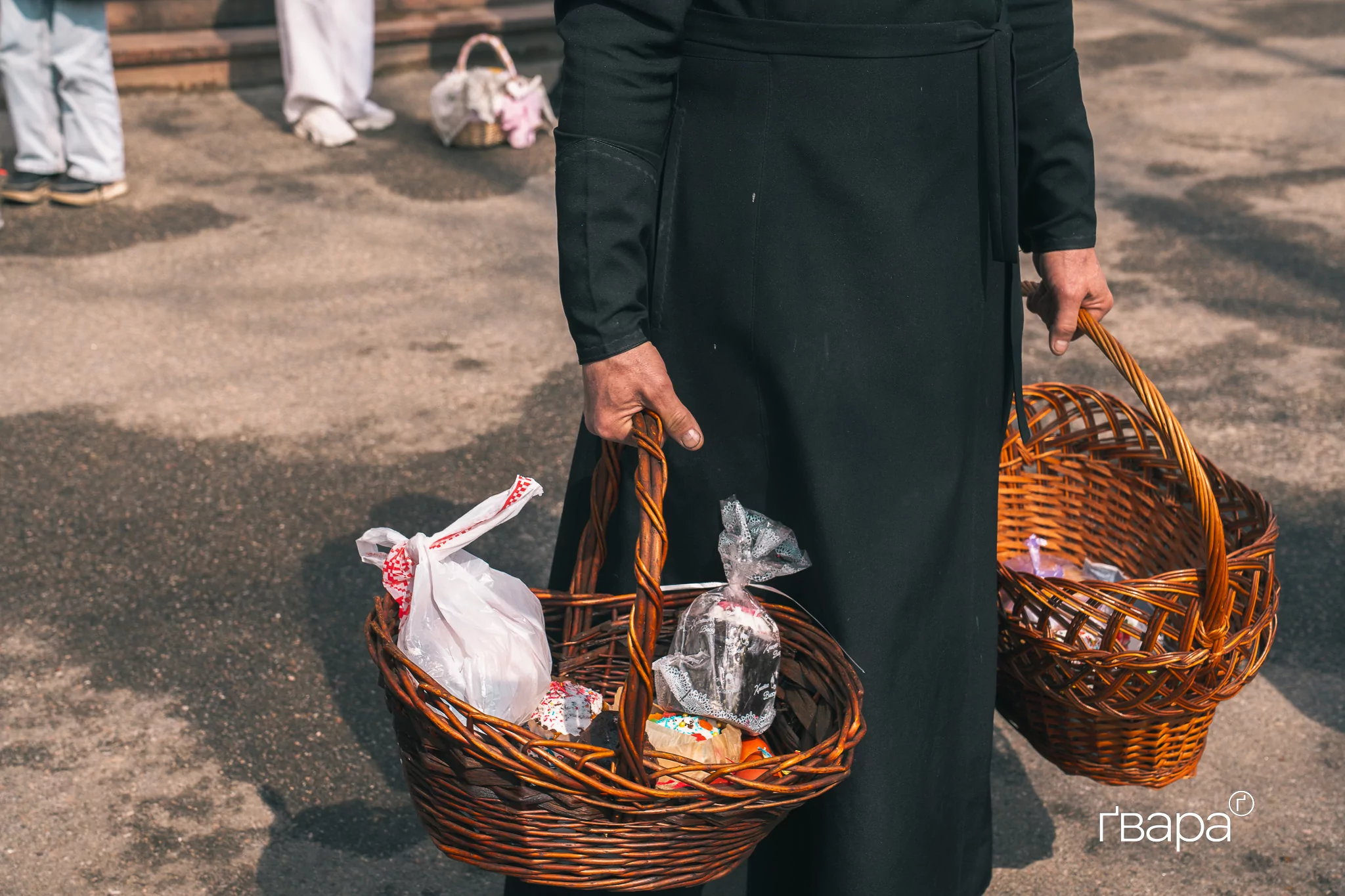 зображення до посту: Великдень під час війни: як у Харкові проходить служба у церкві — фото