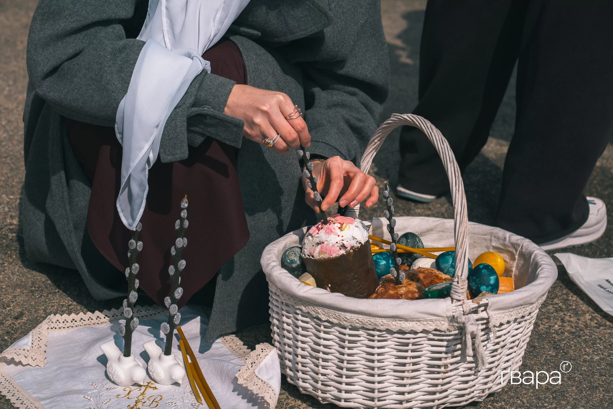 зображення до посту: Великдень під час війни: як у Харкові проходить служба у церкві — фото