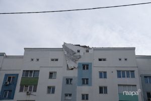 У Харкові російський безпілотник влучив у багатоповерхівку — фото