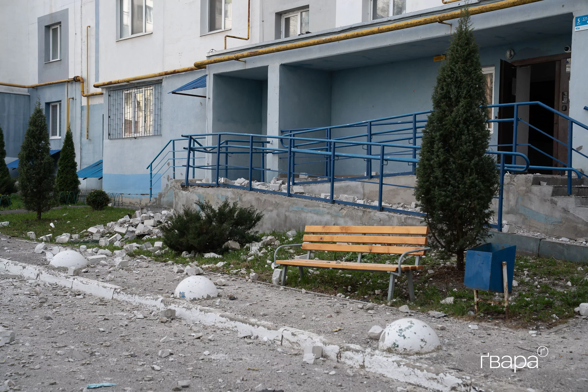 двір пошкодженого обстрілом будинку