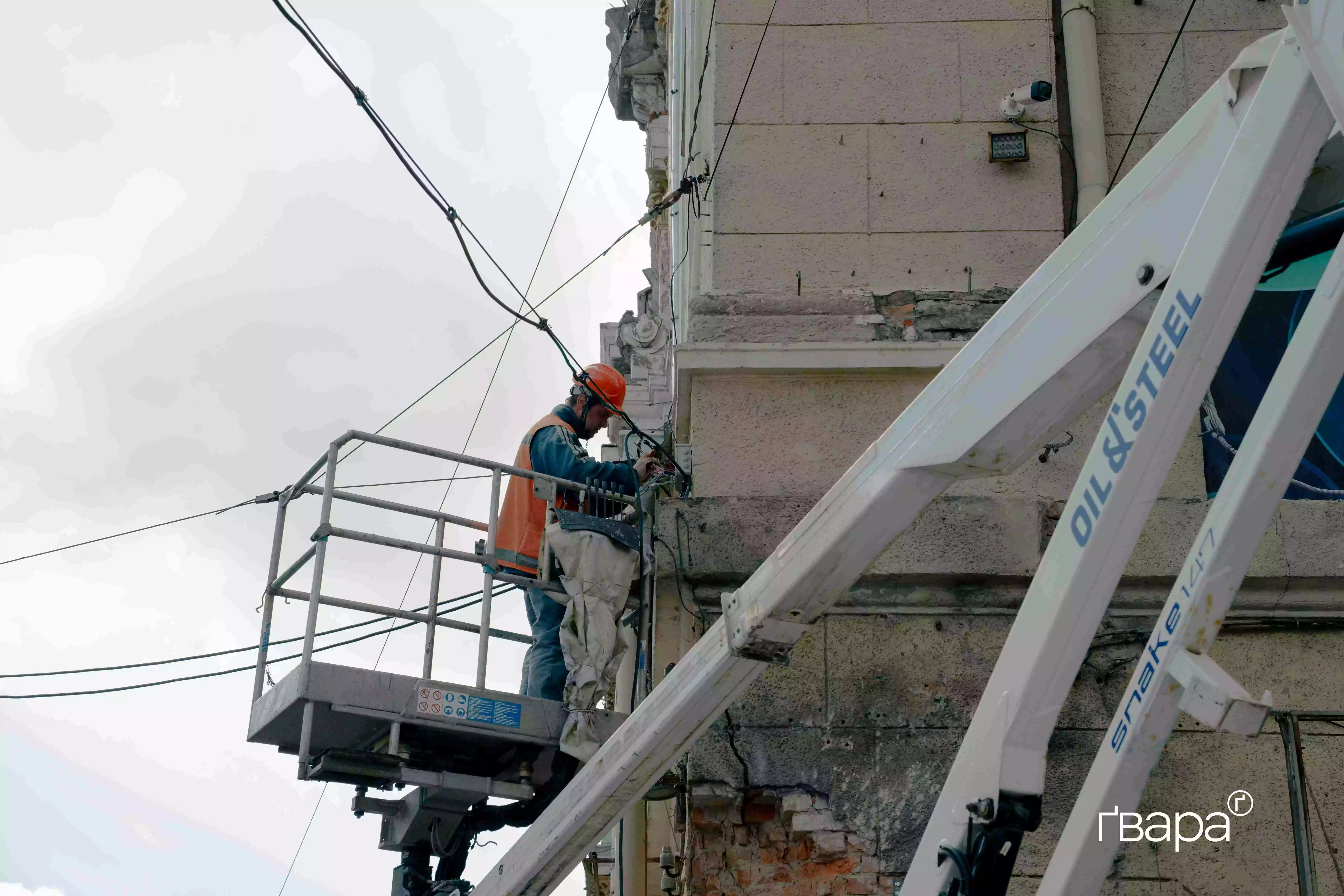 електрик ремонтує мережу