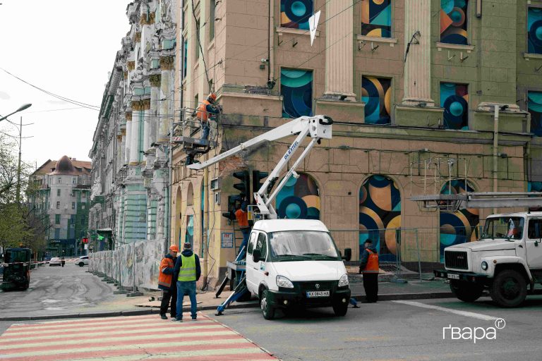 Працівники прибирають руйнування в центрі Харкова після обстрілу — фото