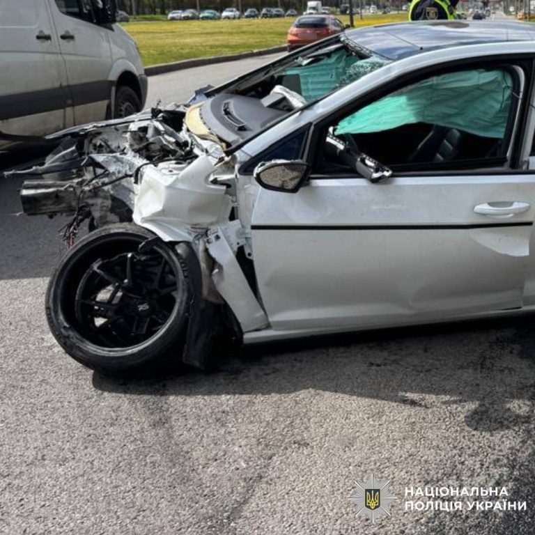 У Харкові автівка на шаленій швидкості протаранила електропору — відео