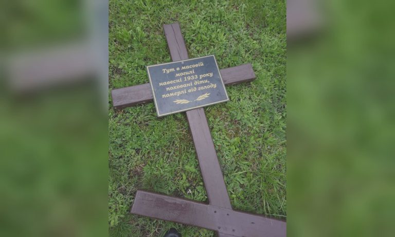 Мерія: у Харкові зловмисники пошкодили хрести на могилах жертв Голодомору (фото)