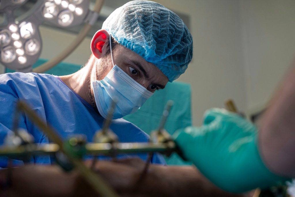 Хірург у військовому госпіталі