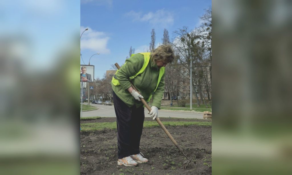 Підготовка клумби біля канатної дороги у Шевченківському районі