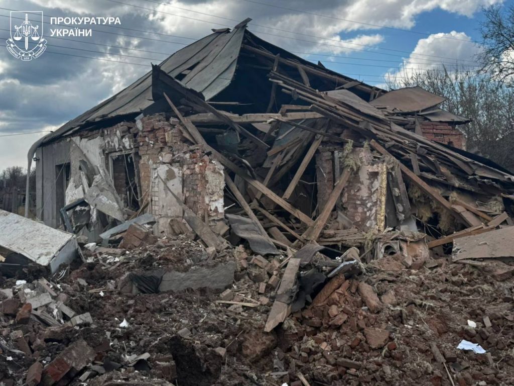 Пошкоджені будівлі в Богодухові після удару