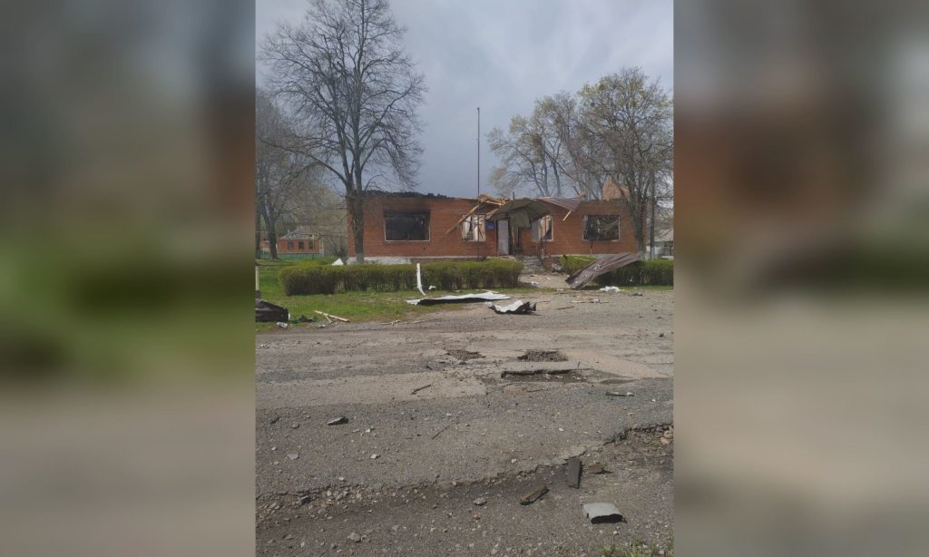 Пошкодження після удару БпЛА в селі Рясне