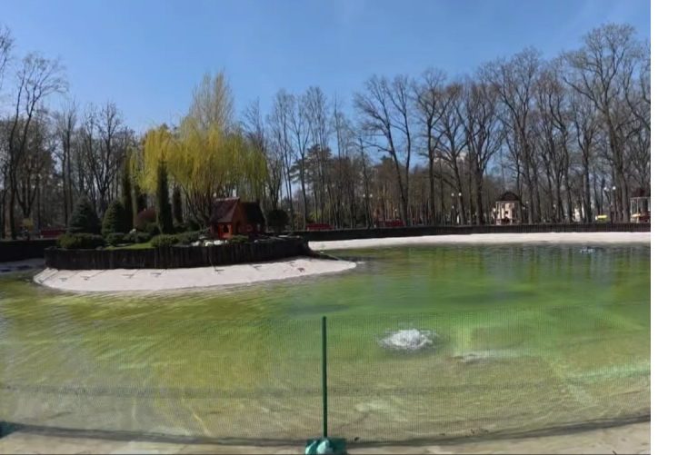 Озеро в Центральному парку Харкова готують до нового сезону — як проходять підготовчі роботи (відео)