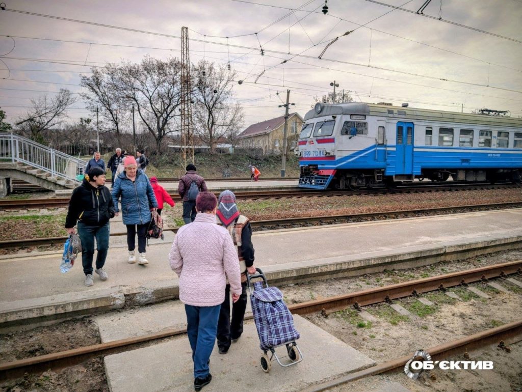 Перон на залізничній станції