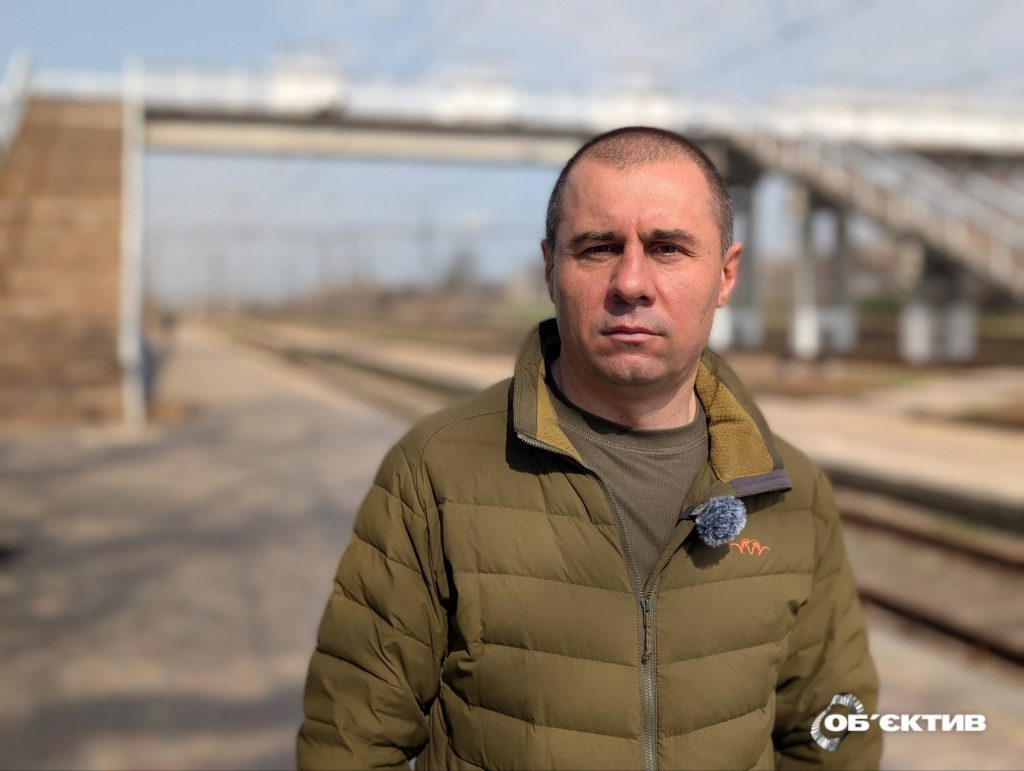 Люди на платформі