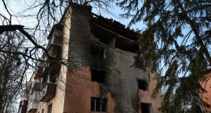 У Чугуєві російський дрон поцілив у багатоповерховий житловий будинок