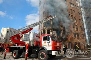 Дрон “Шахед” влучив у будинок у Харкові: двоє поранених і пожежа (фото, відео)