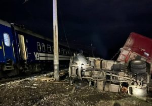 У Харківській області вантажівка зіткнулася з пасажирським поїздом