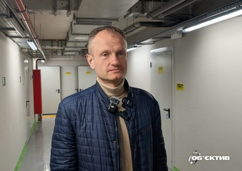 Учні та вчителі під час перерви у підземній школі