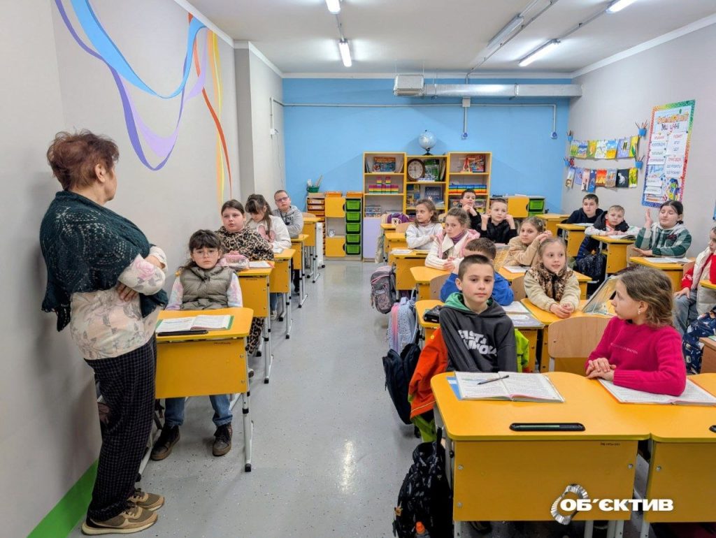 Група учнів у підземній школі