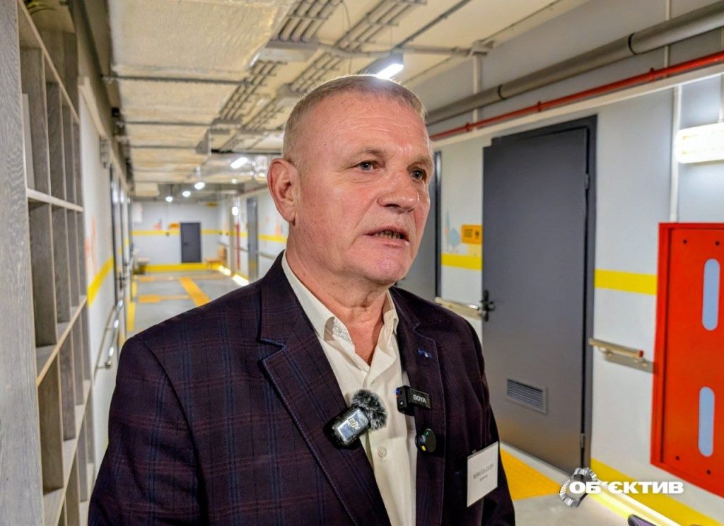 Коридор та обладнання підземної школи