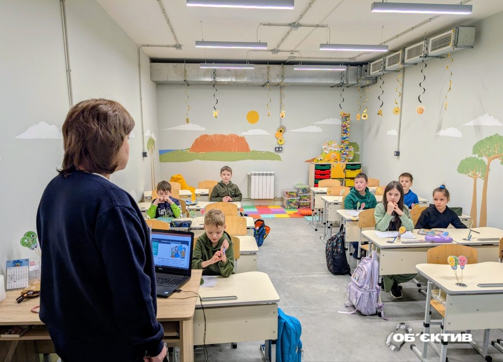 Клас та вчителька під час уроку у підземній школі