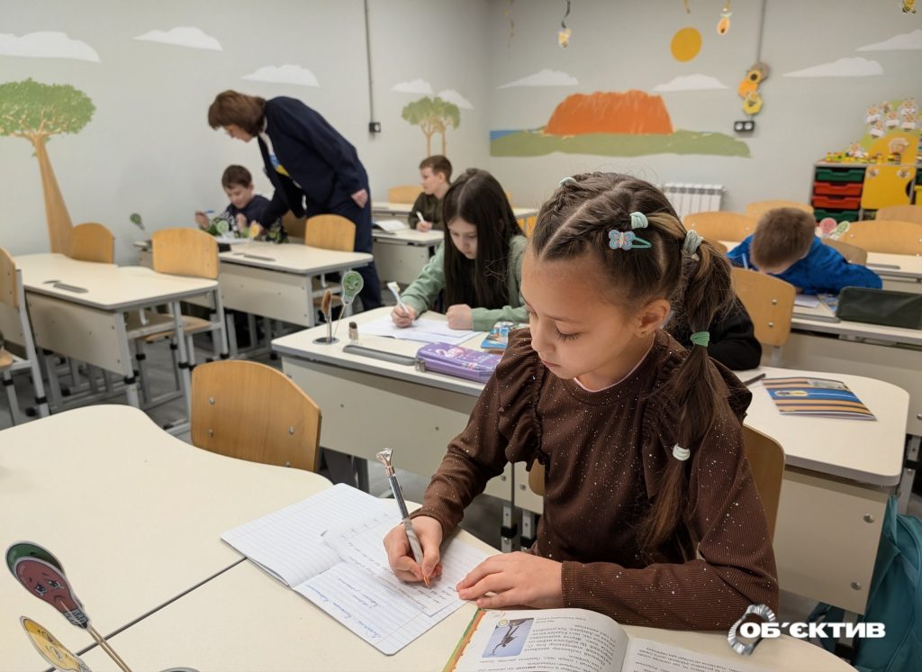 Учні у підземній школі під час уроку