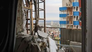 Рятувальники ДСНС показали масштаби руйнувань після ранкового удару по Харкову