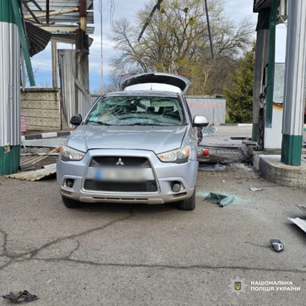 Пошкоджені транспортні засоби після удару у Богодухові
