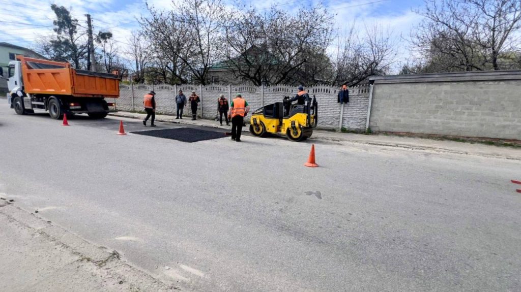 Роботи з відновлення дорожнього покриття — Фото: Харківська міськрада