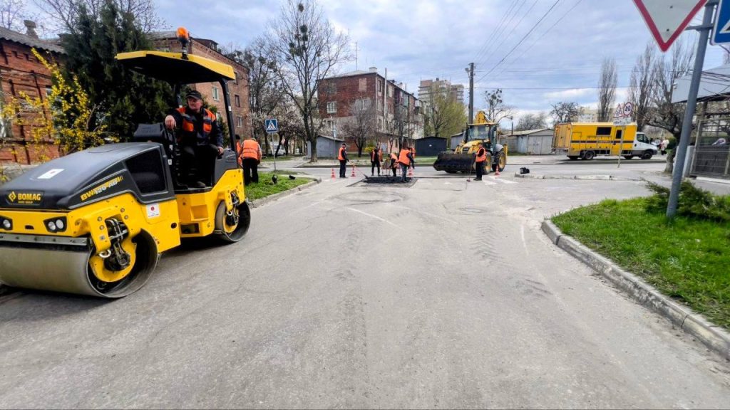 Поточний ремонт доріг у Харкові — Фото: Харківська міськрада