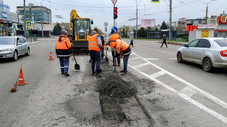 Мерія інформує, які дороги нині ремонтують у Харкові (фото)