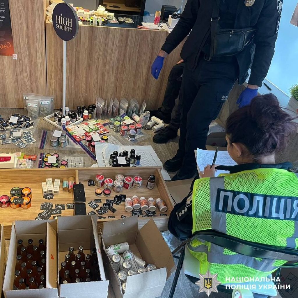 Робота правоохоронців під час обшуків