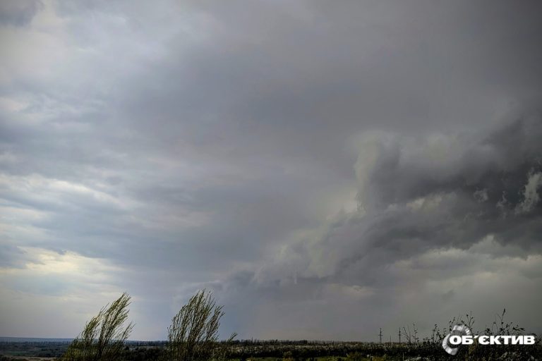 У Харкові шквал рушить дахи й повалює дерева: фото і відео