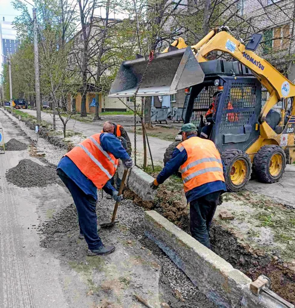 Працівники на дорожніх роботах у Харкові