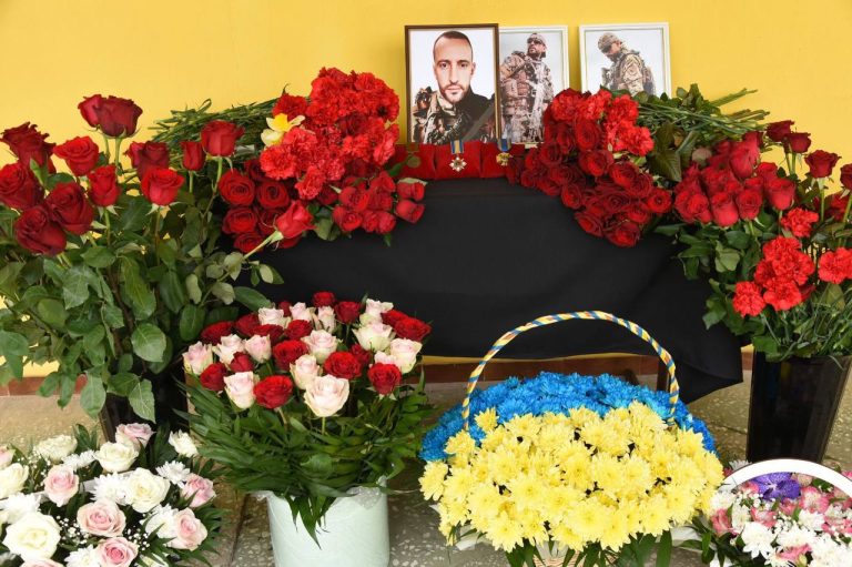 У Харкові встановили пам’ятну дошку на честь загиблого воїна Антона Колісника-Кравченка