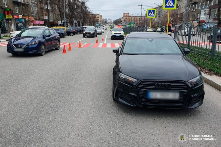 У центрі Харкова автівка збила літнього чоловіка — подробиці