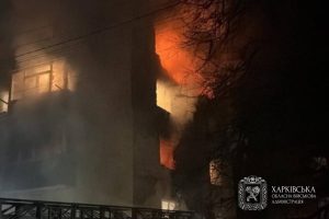 Російський дрон влучив у п’ятиповерхівку в Чугуєві на Харківщині — виникла пожежа