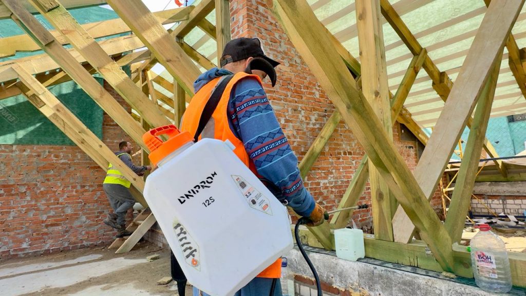 Роботи з відновлення будинку