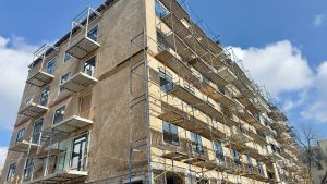 Фоторепортаж: як відновлюють житловий будинок у центрі Харкова після обстрілу