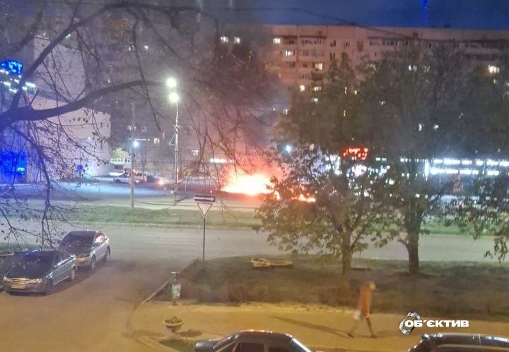 У районі Харкова пролунали вибухи — спалахнув автомобіль (відео) (оновлено)