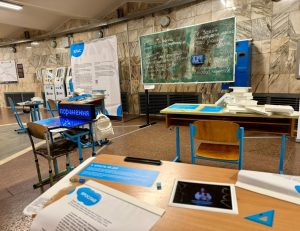 У Харкові відкрили інсталяцію про те, як війна змінює дорослішання підлітків