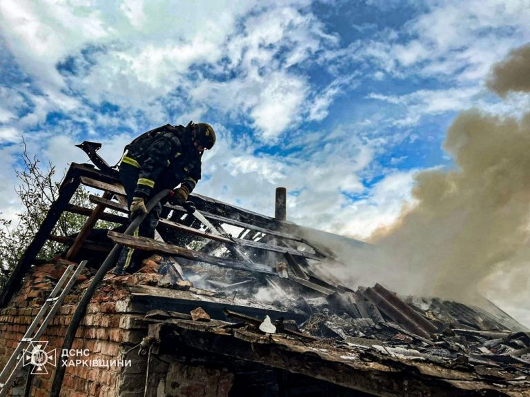 На Харківщині під час атаки БпЛА згорів будинок — фото та відео