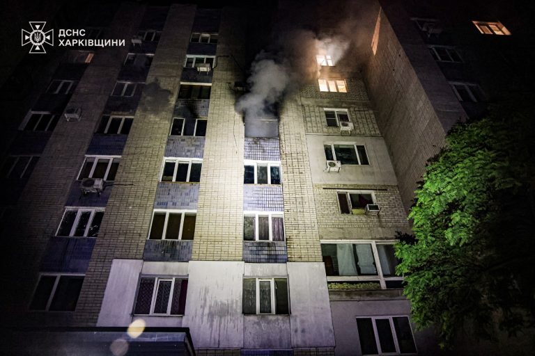 У Харкові під час пожежі двоє людей постраждали від чадного газу
