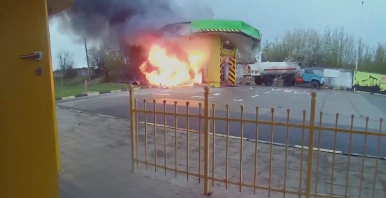 Після вибуху на АЗС у Харкові: перші хвилини та порятунок чоловіка 📹