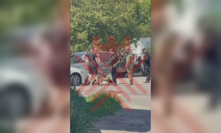 У Рівному водій BMW із Харкова збив військовослужбовця ТЦК (відео)